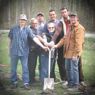 Première pelletée de terre, le 24 mai 2011, pour l'aménagement du site du festival par une partie du C.A. et de gentils bénévoles venus prêter main forte.