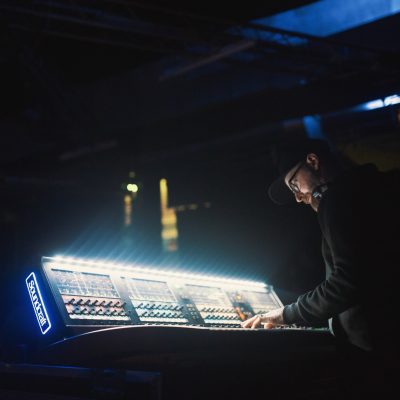 Yannick St-Amand derrière la console