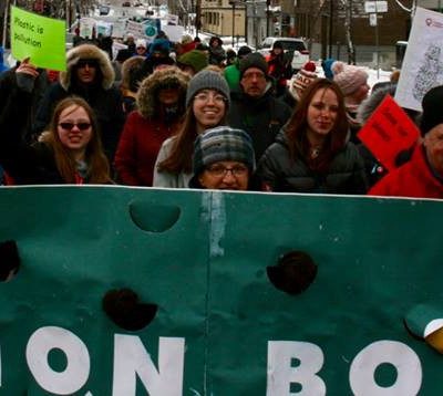 Des manifestants dans les rues de Rouyn-Noranda lors de la manifestation régionale de la semaine de la Terre, le 27 avril dernier