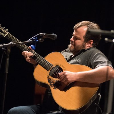 Le chanteur et guitariste Adam Karch