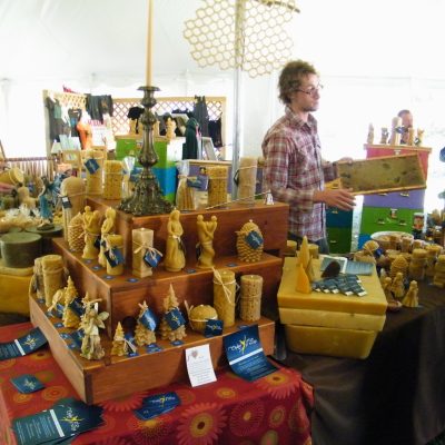 Champ d’elfes propose des chandelles artisanales uniques témoignant des préoccupations environnementales de Jean-Christophe Beauchamp