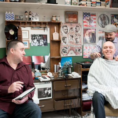 Votre humble chroniqueur, en compagnie de Michel Desfossés et du barbier Franz. 