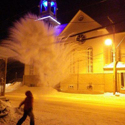 Lancer de l'eau bouillante dans les airs quand il fait très froid