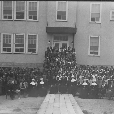 Cette photo  montrant l’école Saint-Louis de France en arrière-plan fait partie de la collection offerte au public par le SCHPN