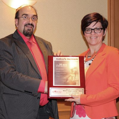 M. Yvan Néo Girouar, direct de l'AMECQ et Mme Maryse Labonté, directrice générale de l'indice Bohémien qui reçoit le premier prix de la meilleure conception graphqie pour l'édition septembre 2012