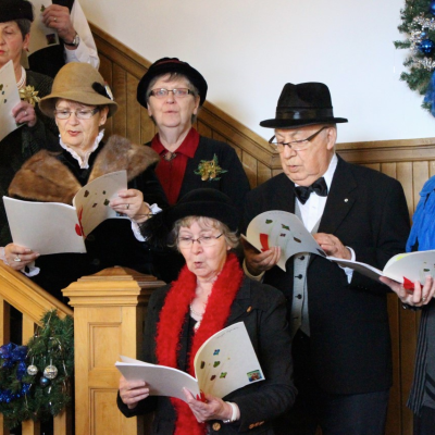 Dr Letendre et la chorale Les joyeux centenaires fondée en 2014 pour le 100e d'Amos