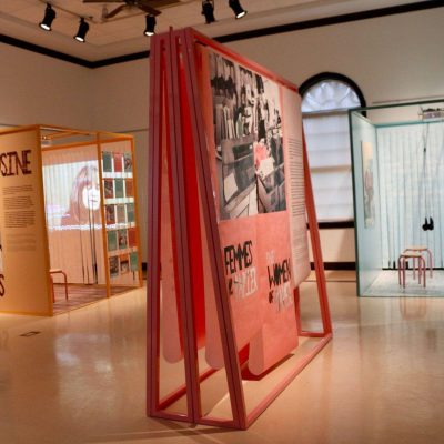 Un aperçu de l'exposition Femmes de papier