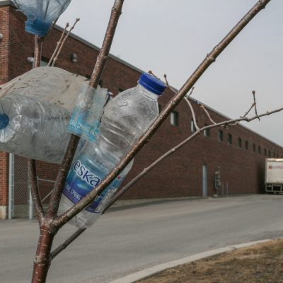 Bouteilles de plastiques ramassées devant un poste de distribution de bouteilles d'eau Eska dans l'est de Montréal
