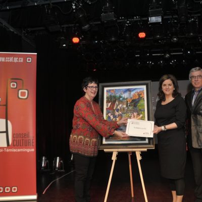 Evelynn Simard recoit le prix Membre à Vie du CCAT