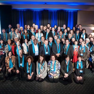 Les personnes présentes au lancement de CulturAT 2015 arborent fièrement le petit foulard bleu symbolisant leur participation à ce grand projet de mobilisation régionale autour de la culture.