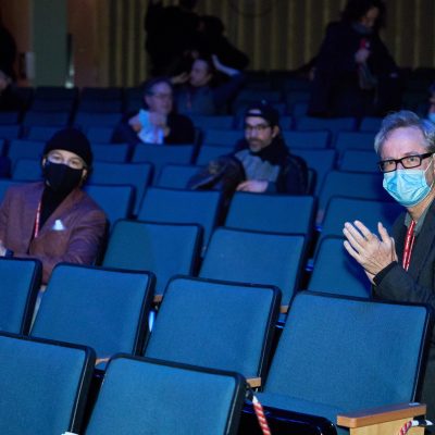 Dans une ambiance marquée par le respect des mesures sanitaires, le réalisateur Benoit Pilon et le jeune acteur Arnaud Vachon assistent à la projection de leur film, Le club Vinland.