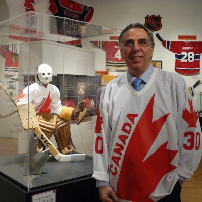 François Melançon portait fièrement un chandail de Rogatien Vachon lors de l’ouverture de l’exposition 50 ans de trésors sportifs, le 17 janvier dernier