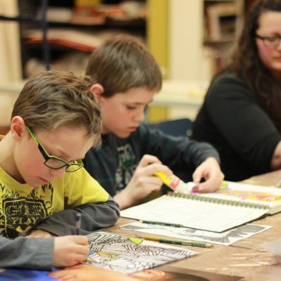 L'artiste Émilie B. Côté avec des artistes en herbe