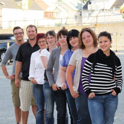 Les membres du C.A. ainsi que la directrice générale de L’Indice bohémien De gauche à droite : Dave Racicot, Martin Villemure, Maryse Labonté (D.G.), Suzie Ethier, Sonia Demontigny, Astrid Barrette-Tessier, Geneviève Gariépy et Jessica Gagnon. Absent de la photo : Stéphane Audy