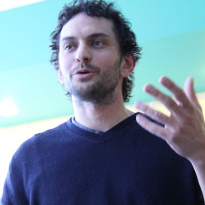 Nicolas Lauzon lors du lancement de son recueil L'héritage du mouvement