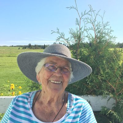 Doris Saint-Amour Vaillant dans la cour de sa maison à Rollet