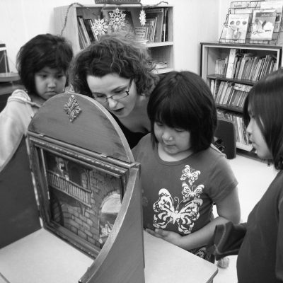 Animation avec le kamishibaï à Kitcisakik