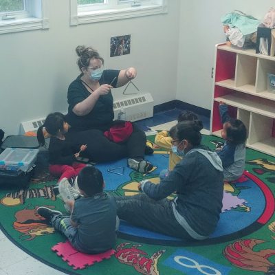 Mme Fannie Chassé avec un de ses deux groupes et une éducatrice