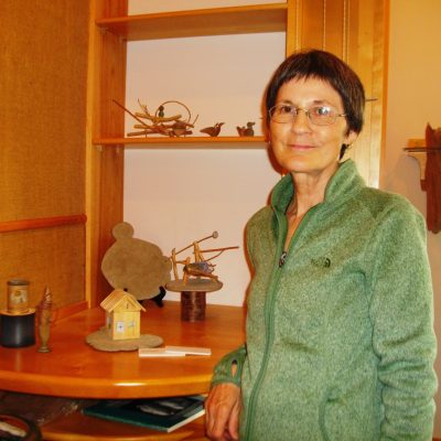 En plus de découvrir les œuvres de Jacques Baril et Liliane Gagnon en visitant la Boutique de l’Atelier, on peut voir les œuvres du sculpteur à plusieurs endroits dans la région, de même que l’exposition Ainsi va Lili à la Salle d’exposition d’Amos jusqu’au 15 août.