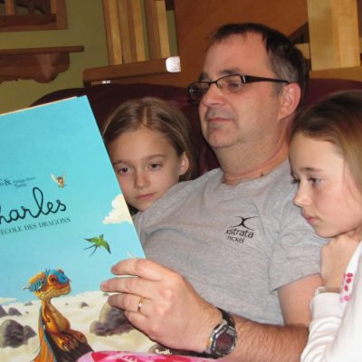 Lire en famille, une activité qui vaut la peine d’y consacrer du temps