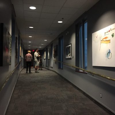 La Passerelle Culturelle enjambe l'avenue Murdoch, à l'hôtel Gouverneur Le Noranda