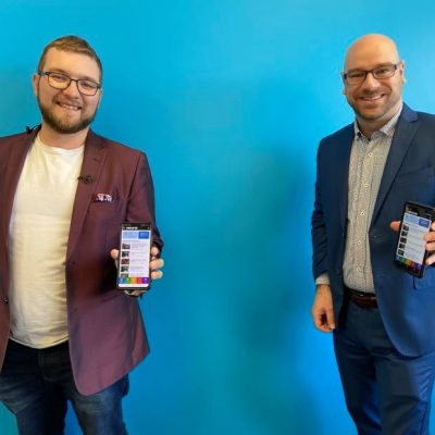 Le journaliste François Munger, de MédiAt et le président de TVC7, Robert Julien, lancent la nouvelle application MÉDIAT+