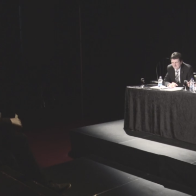 Un des participants face aux trois dragons locaux