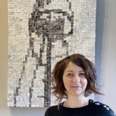 L'artiste Nathalie Faucher pose devant son oeuvre.