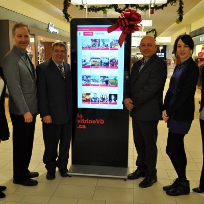De gauche à droite : Stéphanie Poitras, responsable de la diffusion, Joël Dumont, directeur du Carrefour du Nord-Ouest, Robert Quesnel, conseiller municipal, Gérard Paquin, président de l’Office du tourisme et des congrès, Geneviève Béland, animatrice culturelle et Nancy Arpin, directrice de l’Office du tourisme et des congrès de Val-d’Or. 