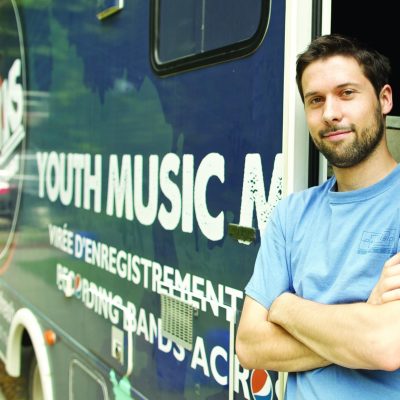 Le réalisateur Pierre-Etienne Bordeleau devant le véhicule récréatif qui le mène dans son périple canadien