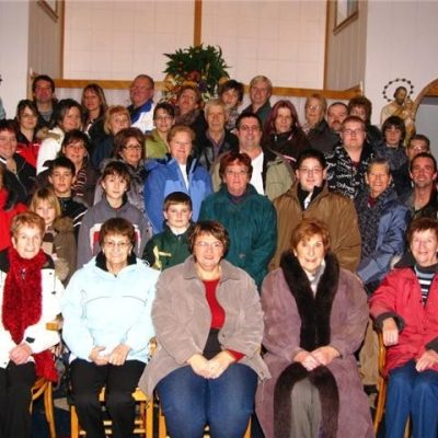 De nombreux figurants à l'intérieur de l'église du village