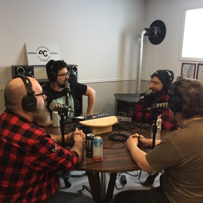 Les animateurs Benoit St-Pierre, Mathieu Proulx et Pierre-Marc Langevin en pleine séance d'enregistrement avec leur invité Louis-Éric Gagnon