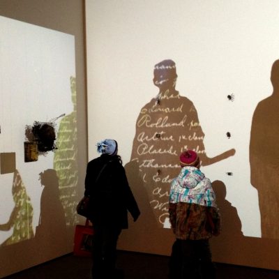 Présence absence, installation de projections vidéo, sculpture et bijou