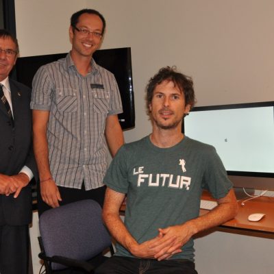 Salle de montage de l’UQAT. De gauche à droite : Robert Quesnel, conseiller municipal responsable des dossiers culturels à la Ville de Val-d’Or, Vincent Rousson, directeur du campus de Val-d’Or de l’UQAT, Serge Bordeleau, président du Festival de cinéma des gens d’ici et de l’organisme 08 Cinéma indépendant