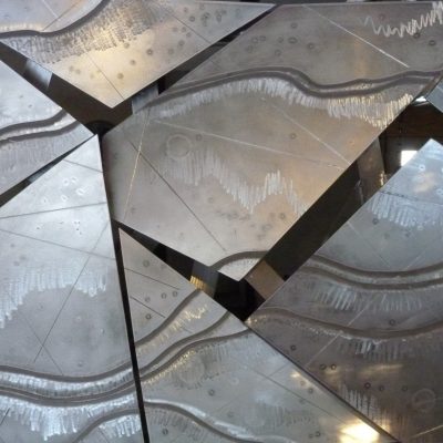 Une infime partie de l'immense sculpture qui derait orner l'arééna IAMGOLD