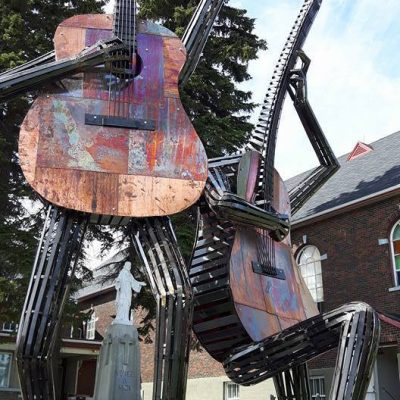 Sculpture de Sébastien Ouellette devant l'Agora des Arts