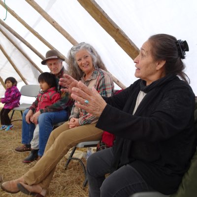 Joséphine Bacon, Robert Seven Crows et Joan Pawné Parent.