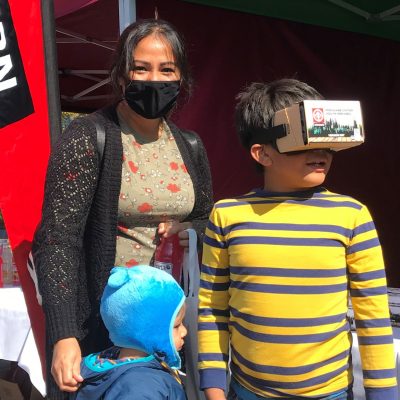 Petit garçon qui visionne les capsules en réalité virtuelle lors de la journée d’accueil des nouveaux Rouynorandiens