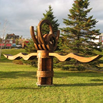 Totem ailé, sculpture de Robert Roussil, Circuit Presqu'art, Rivière-du-Loup